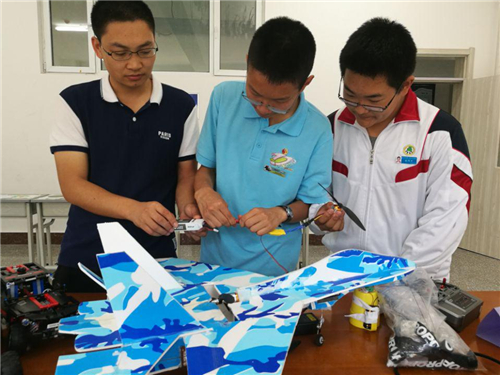 沈启东老师指导学生进行航模飞机制作